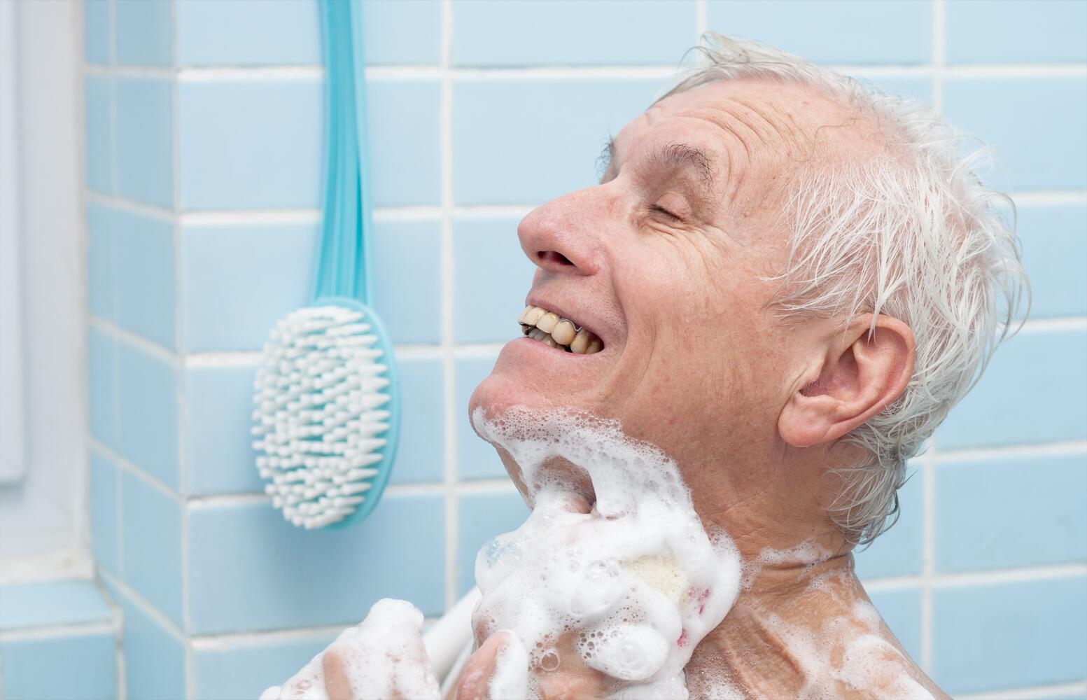 Uomo di 70 anni che si lava