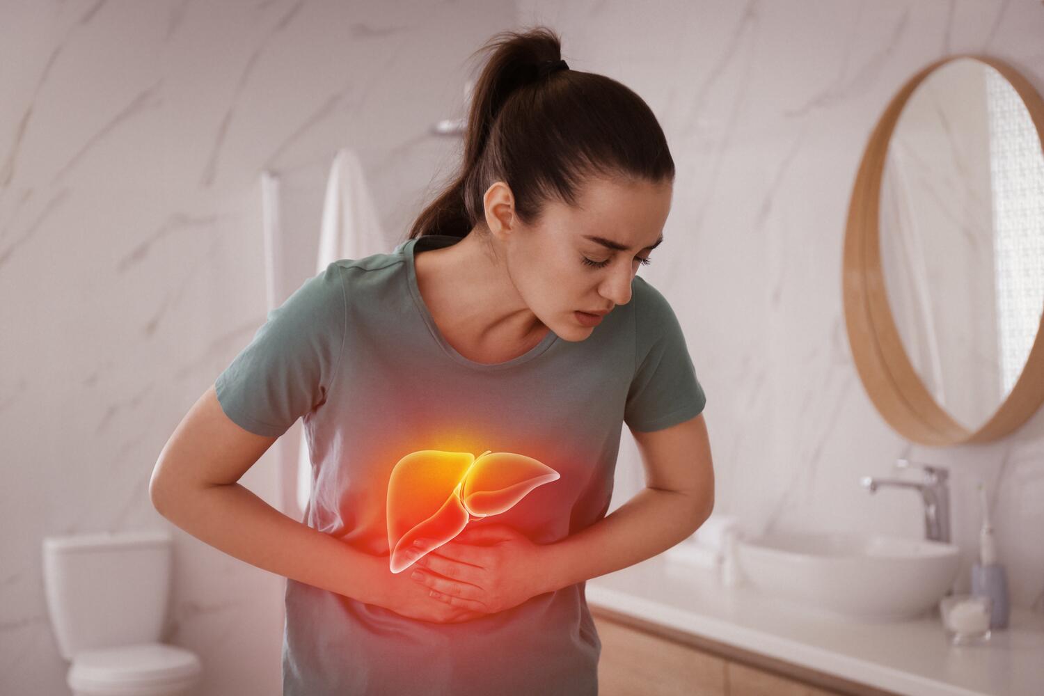 Donna sofferente a causa di dolore al fegato