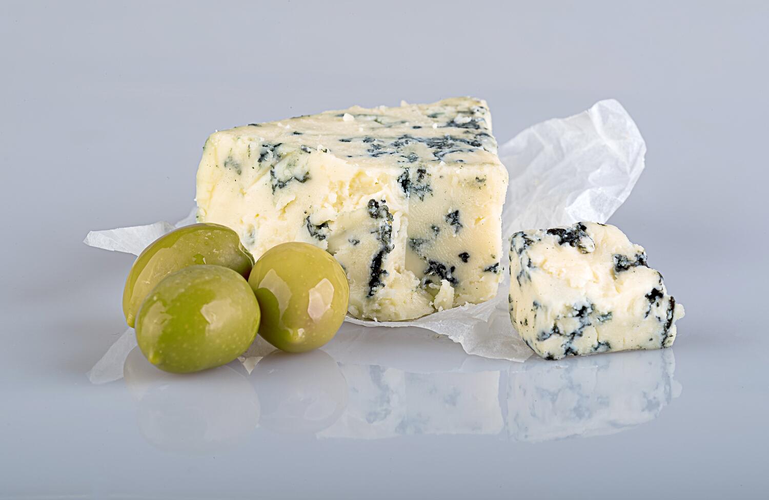 Fetta di gorgonzola vicino a olive