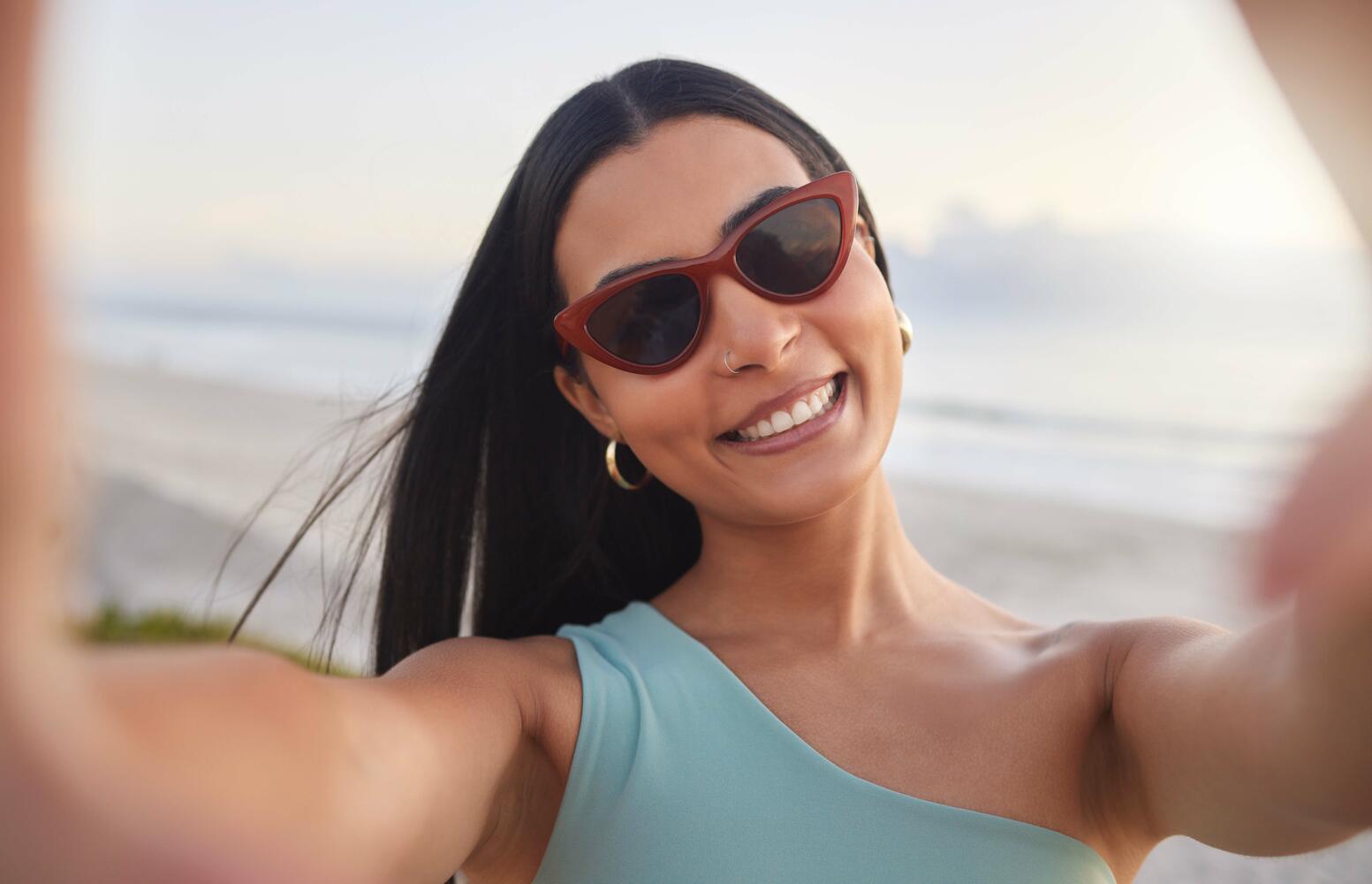 Ragazza si prende un selfie