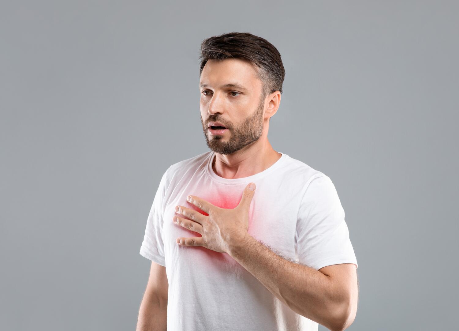 Uomo che potrebbe avere un infarto