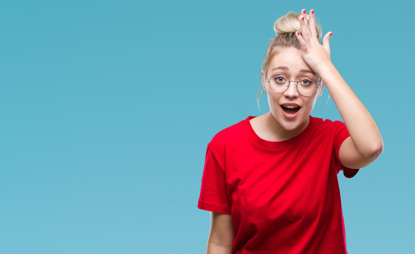 Ragazza che fa il gesto di non ricordare qualcosa