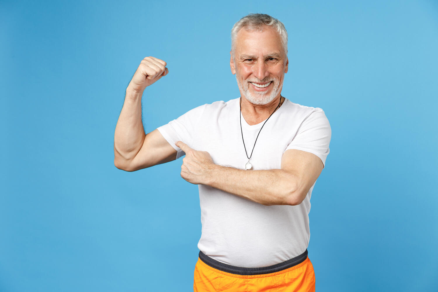 Uomo di 60 anni mostra orgoglioso la propria muscolatura