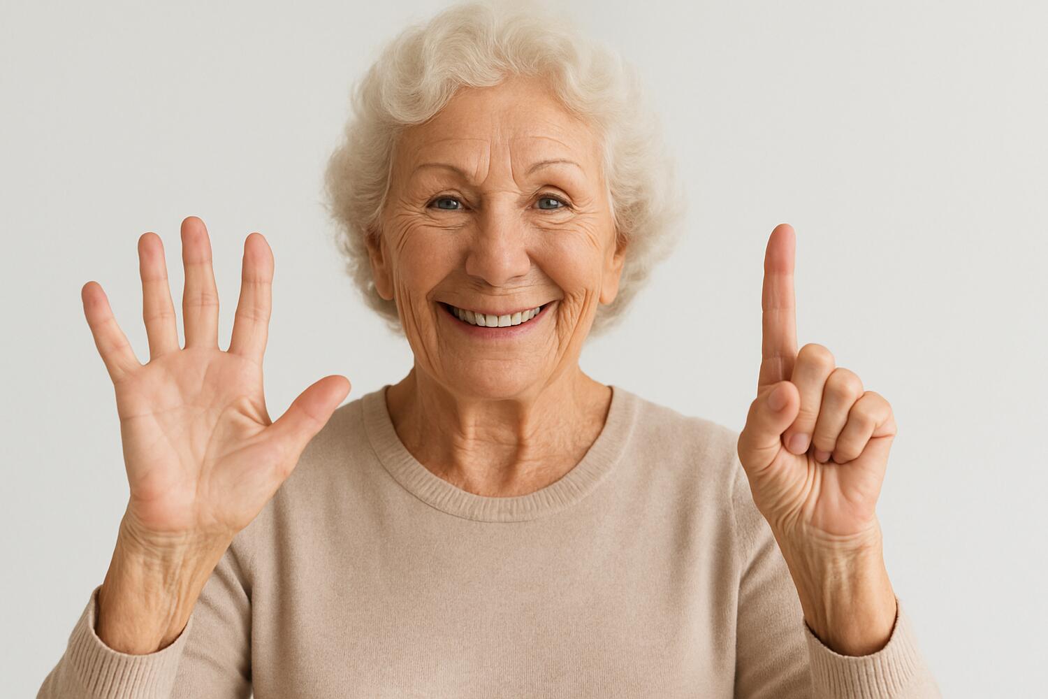 Donna anziana che indica 6 con le mani