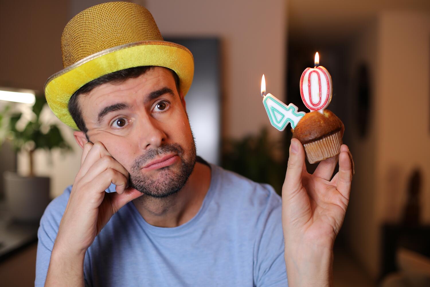 Uomo triste alla sua festa per i 40 anni