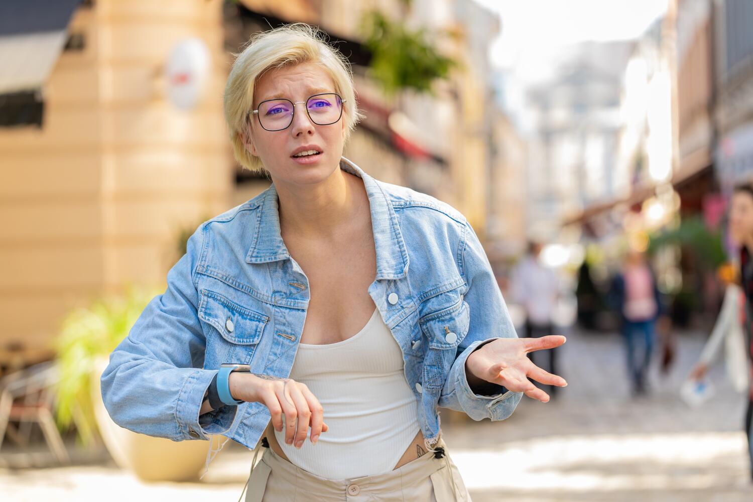 Ragazza preoccupata dopo aver guardato l'ora