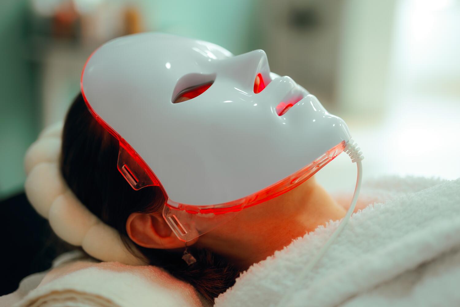 Donna con maschera per terapia con luce rossa