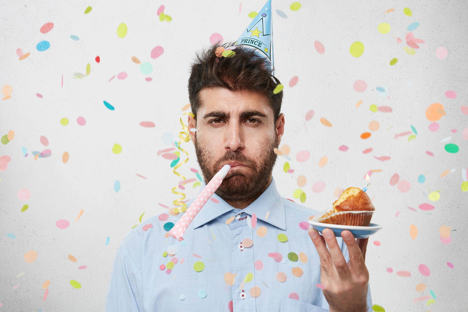 Uomo insofferente alla propria festa i compleanno