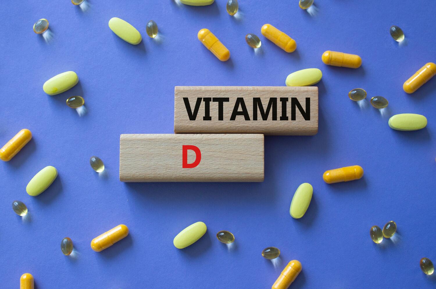 Scritta "vitamina D" in mezzo a varia capsule