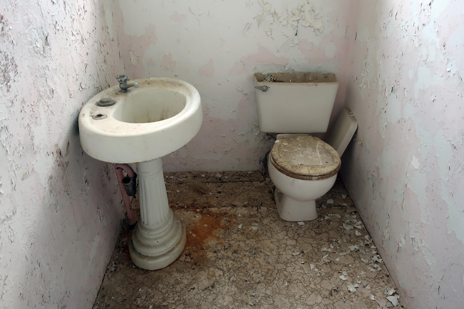 Bagno pubblico sporco