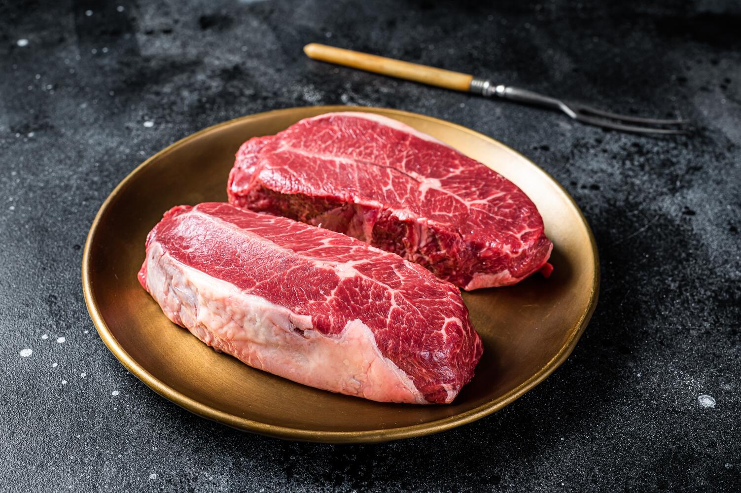Bistecca cruda molto grassa