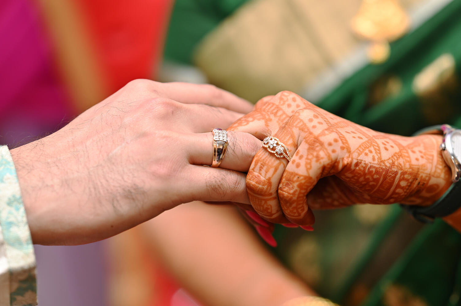 Mani che si intrecciano al matrimonio