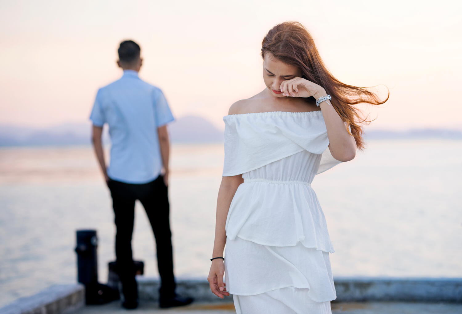Ragazza che piange dopo essere stata lasciata