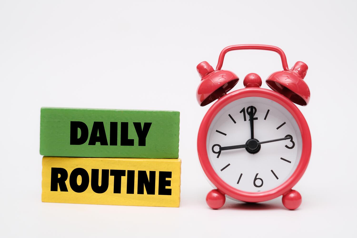 Sveglia rossa e accanto la scritta "Daily Routine"