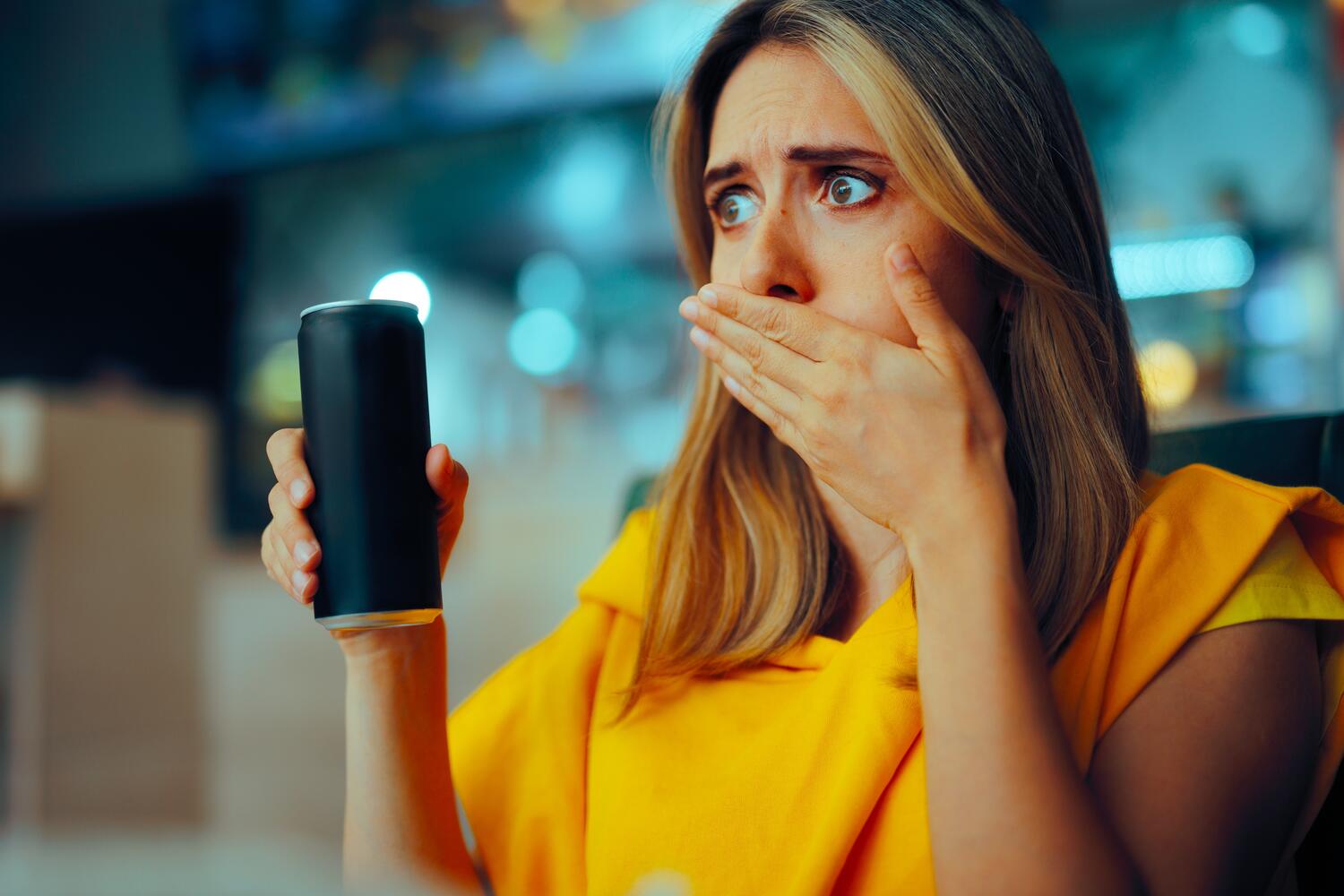 Ragazza che beve una bibita dolce