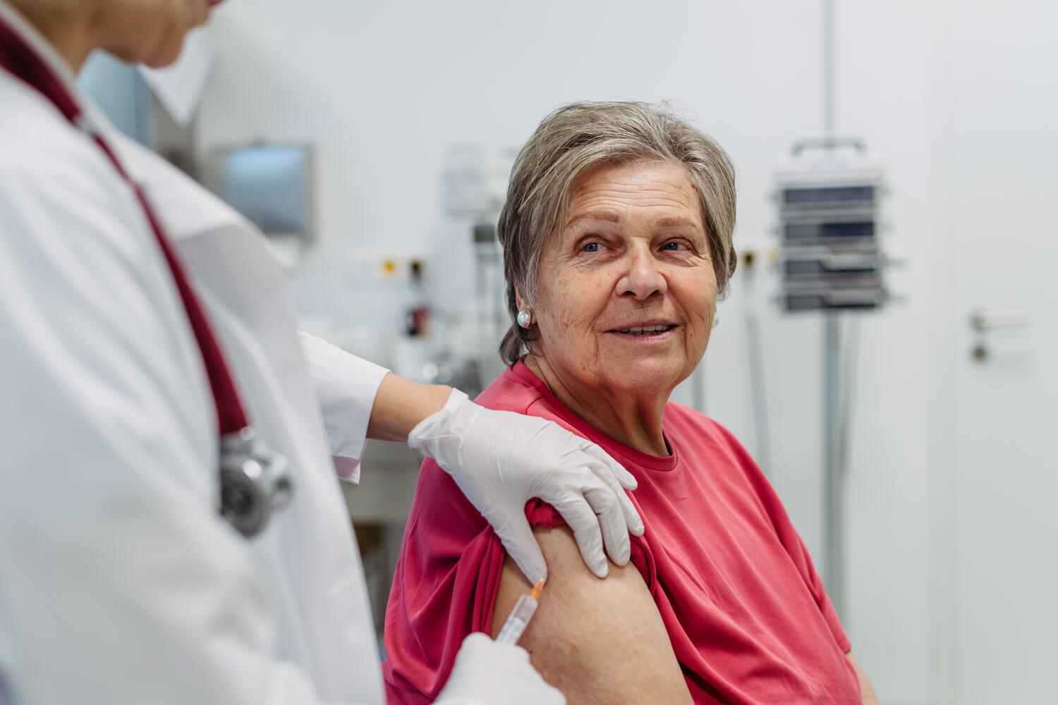 Anziana che viene vaccinata
