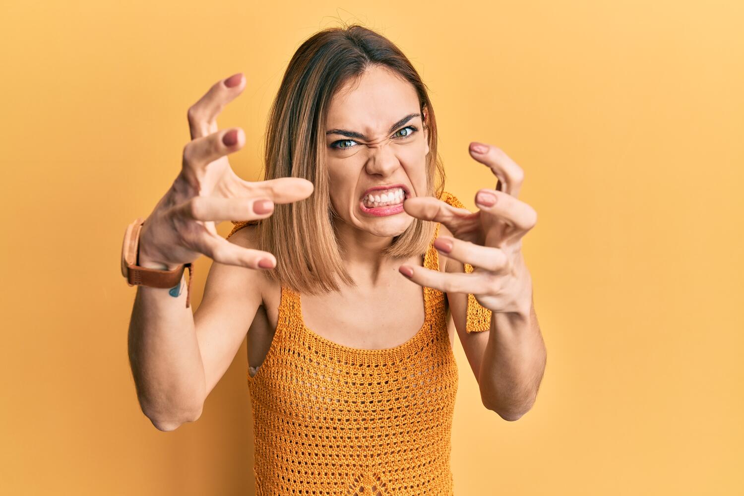 Ragazza aggressiva su sfondo giallo