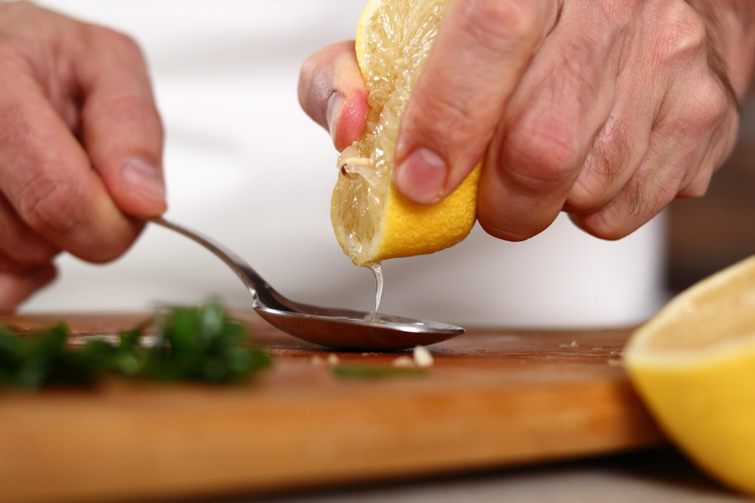 Spremere un limone