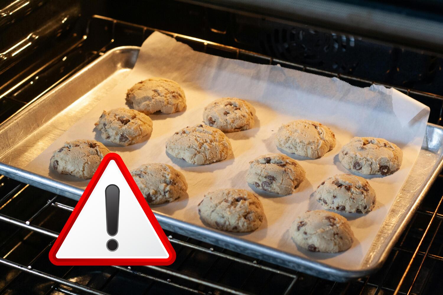 Biscotti infornati su carta da forno