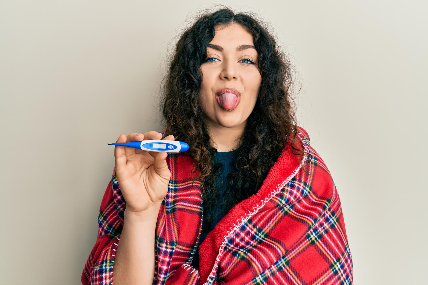 Ragazza influenzata che fa la linguaccia alla camera