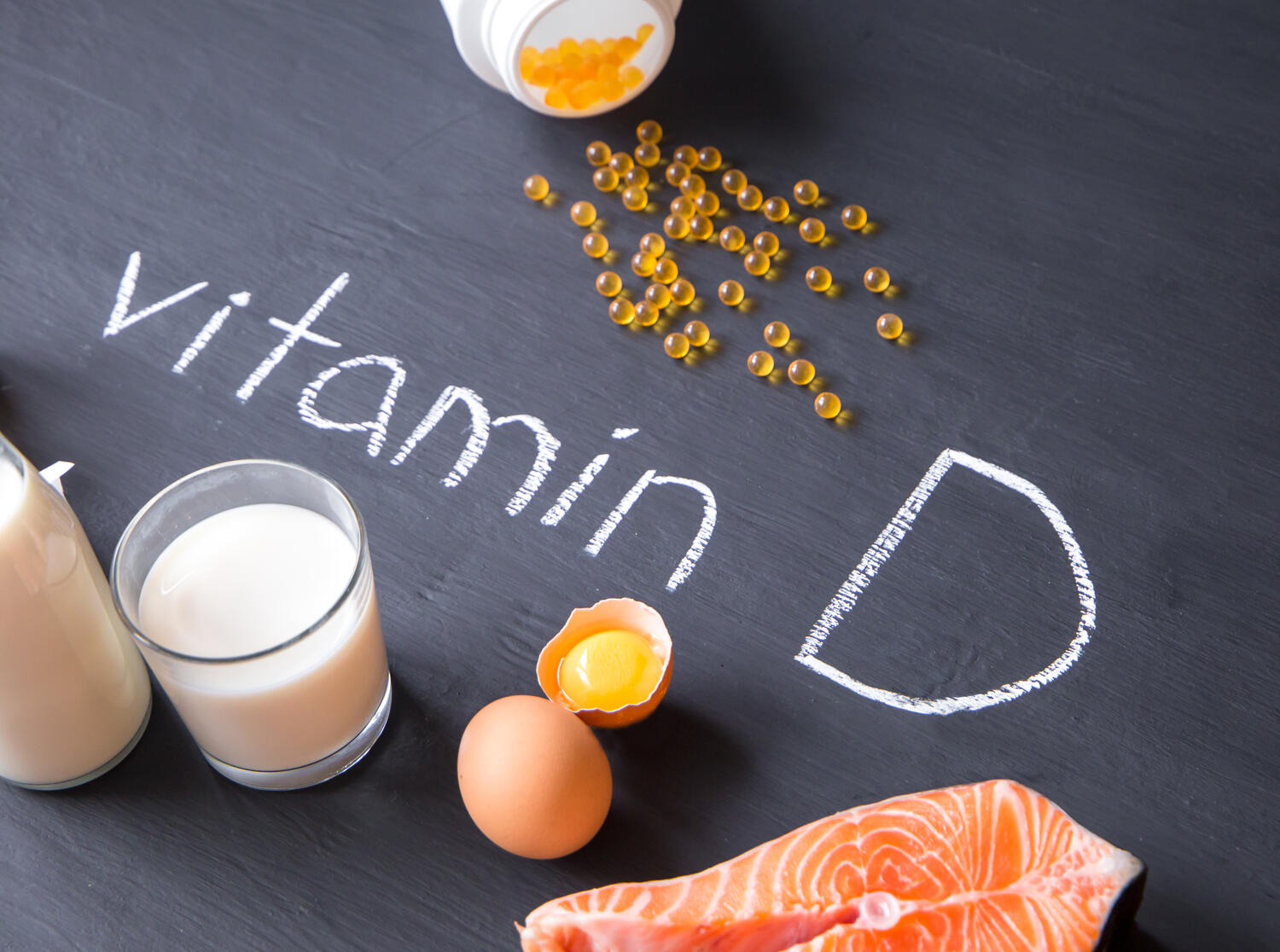 Lavagna con la scritta vitamina D e alcuni alimenti caratteristici
