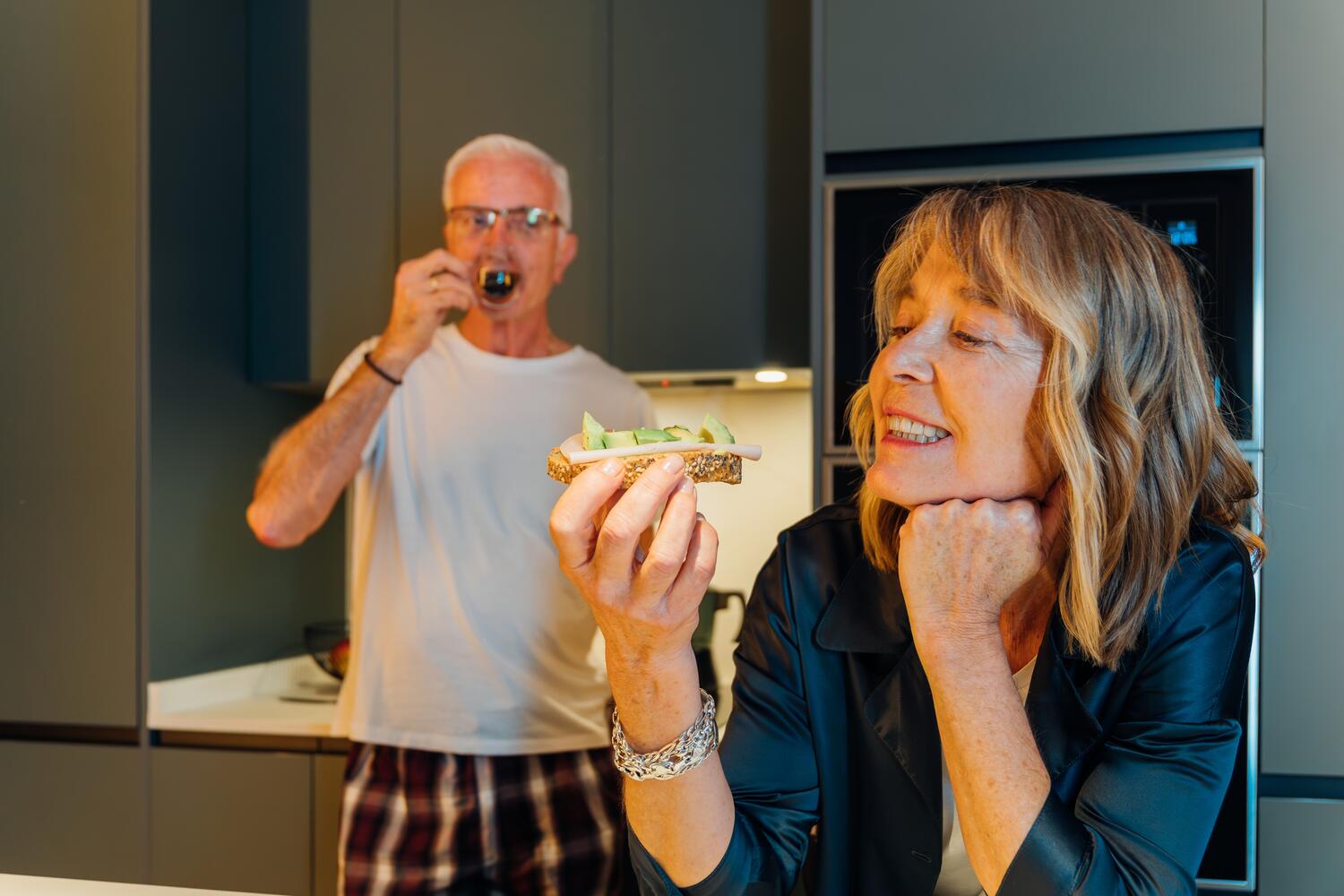 Coppia che fa colazione con un avocado