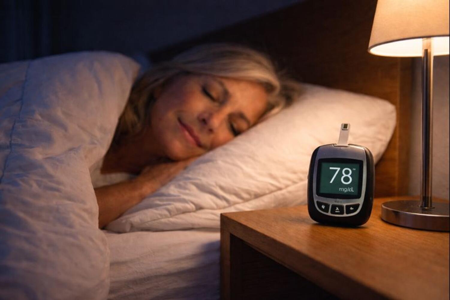 Donna che dorme, sul comodino glucometro che segna 78