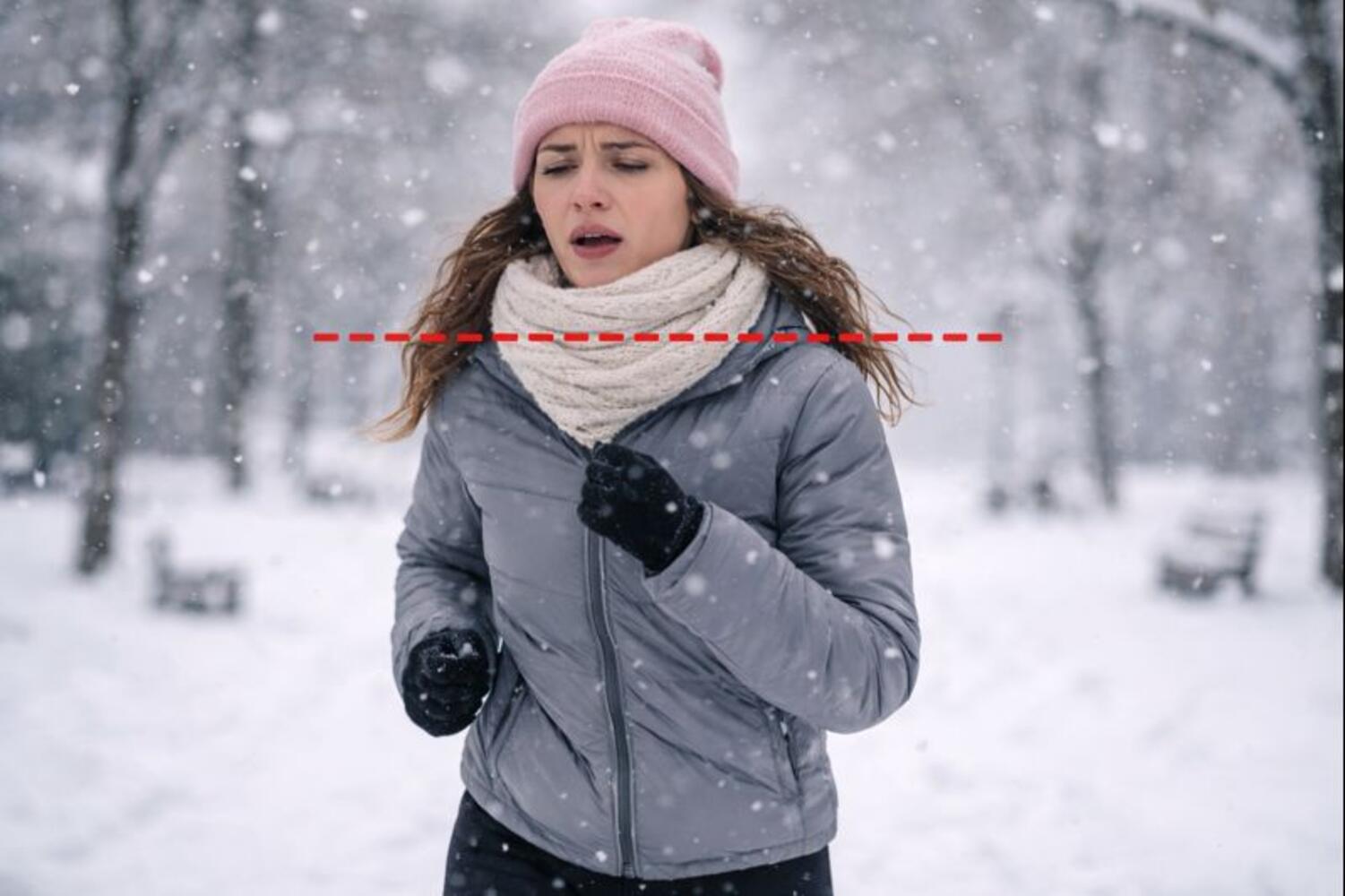 Ragazza che corre sotto la neve