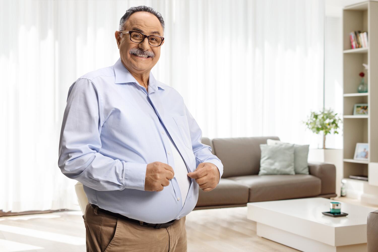 Uomo con evidenze obesità addominale