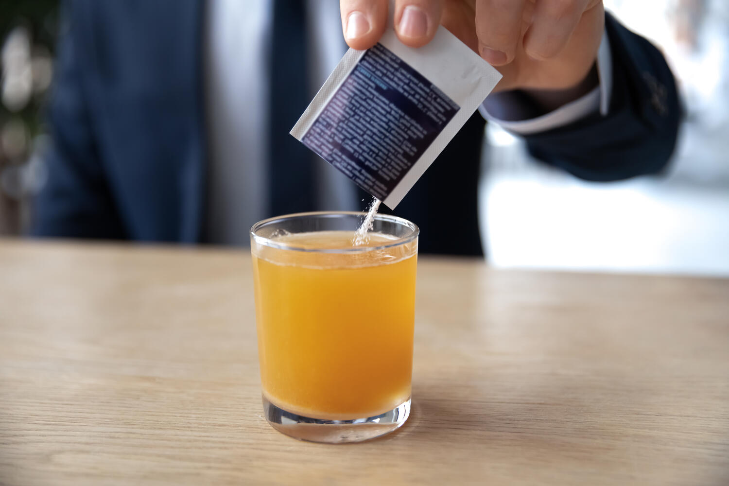 Uomo versa bustina effervescente in un bicchiere