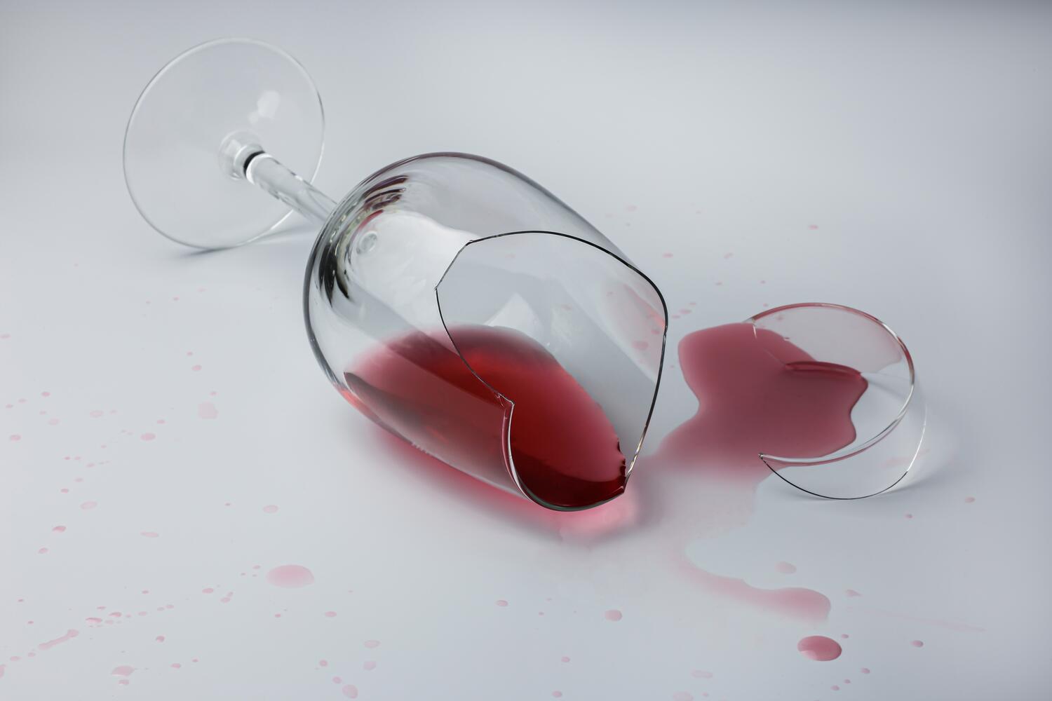 Bicchiere di vino rosso rotto
