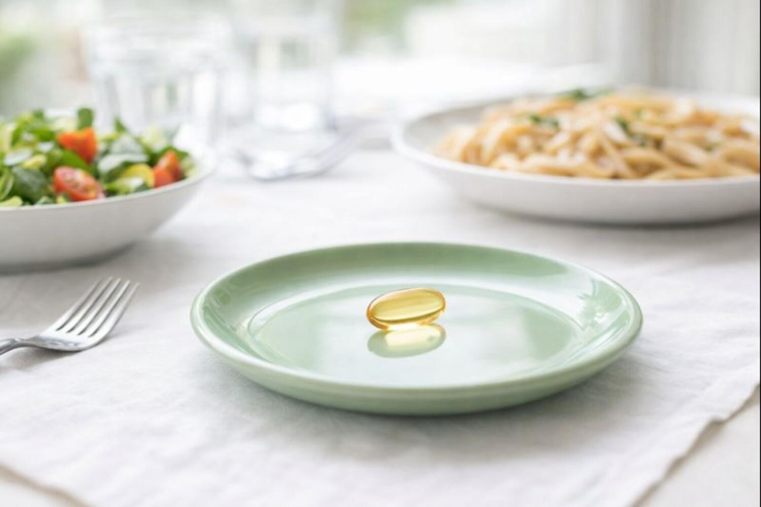 Perla di vitamina D appoggiata su un piattino sul tavolo