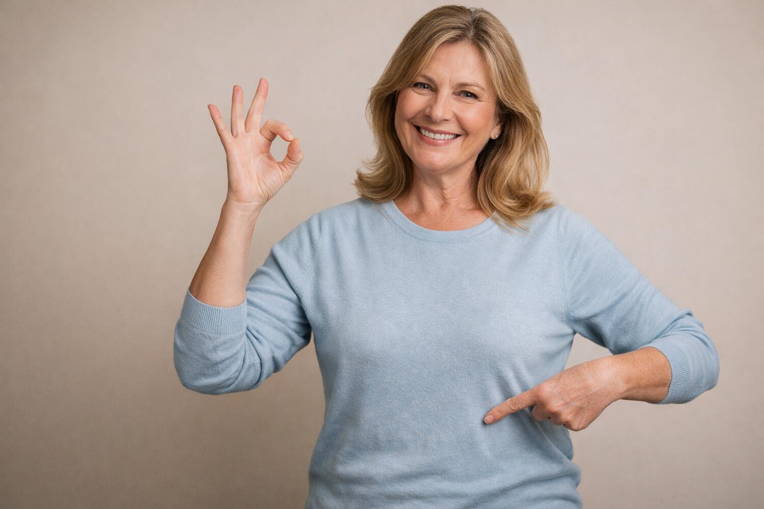 Donna sorridente che indica l'addome
