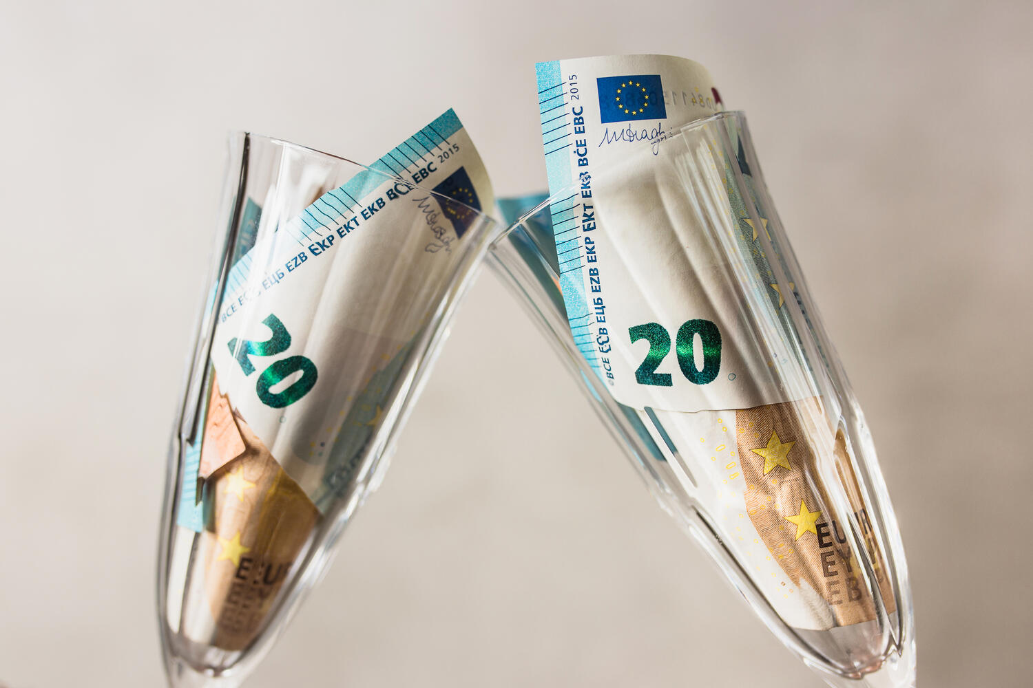 Banconote dentro a bicchieri da spumante