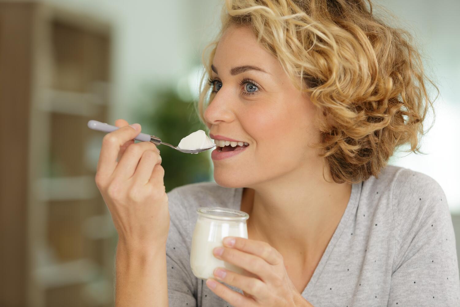 Donna che mangia uno yogurt
