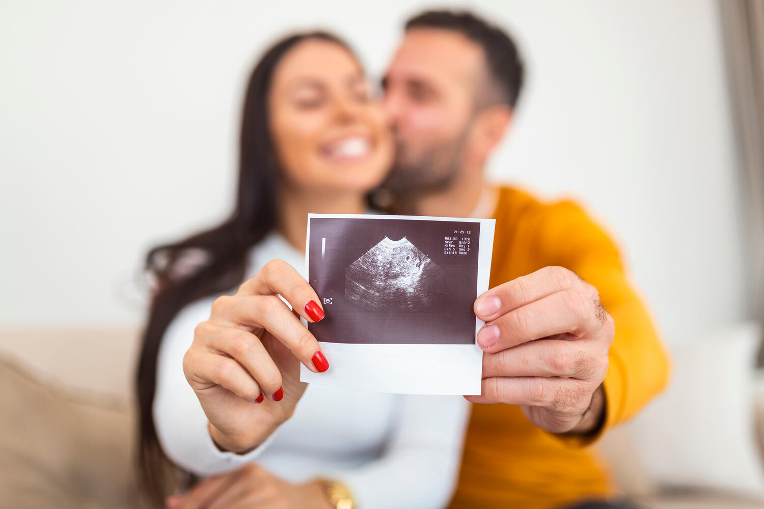 Coppia mostra con entusiasmo un'ecografia prenatale