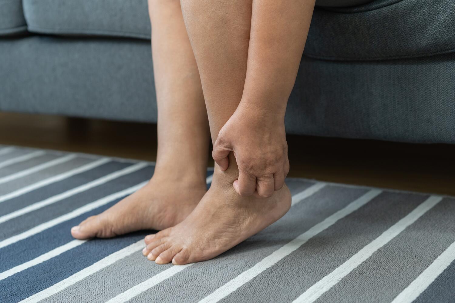 Primo piano di donna che si gratta le gambe