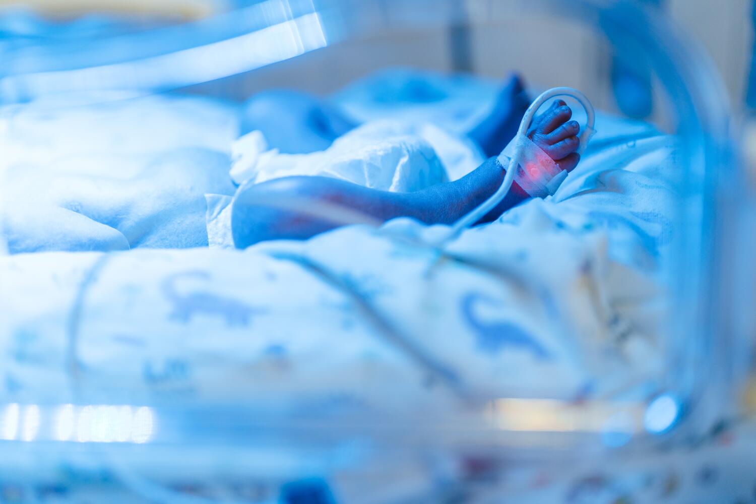 Bambino prematuro in incubatrice